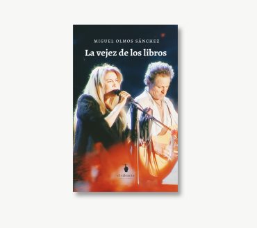 Portada de La vejez de los libros, de Miguel Olmos Sánchez, con dos músicos en escena